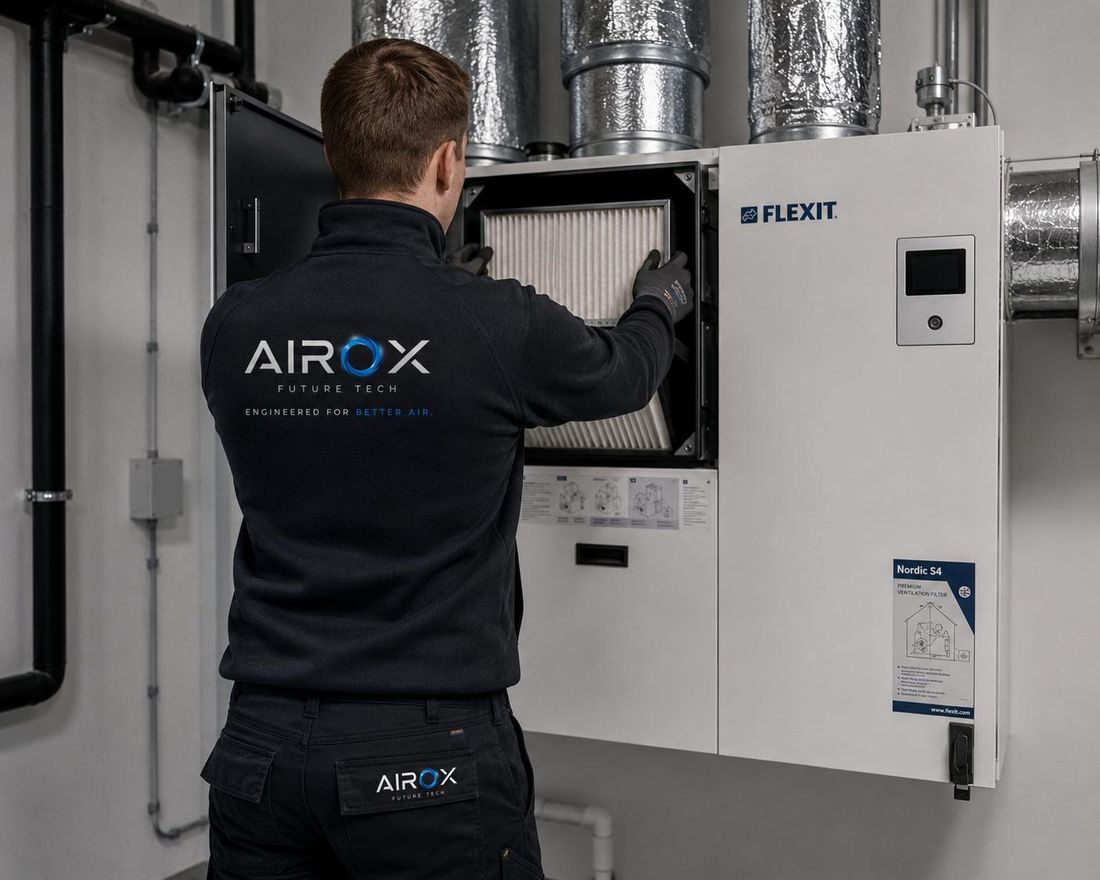 AIROX tehnik vahetab filtrit avatud Flexit Nordic S4 ventilatsiooniseadmes