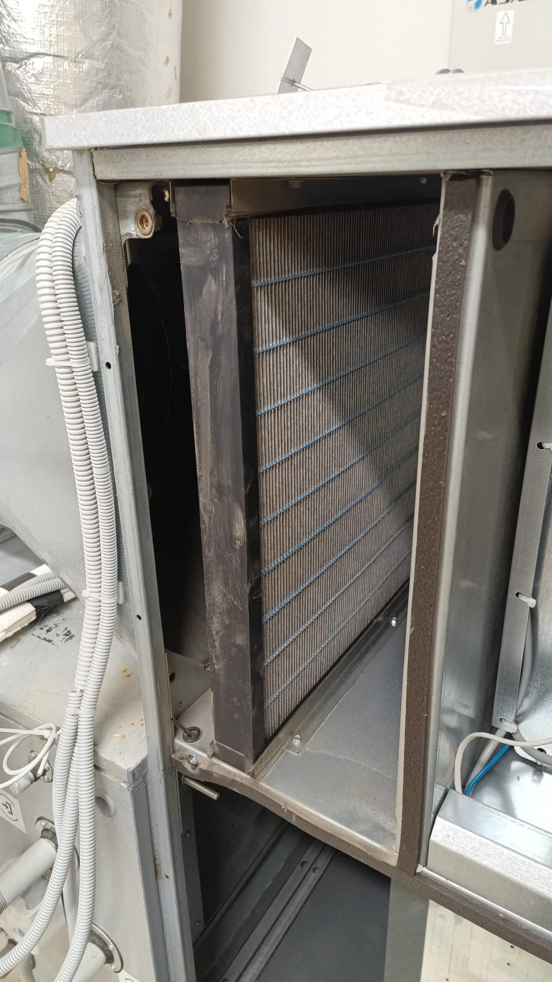 Määrdunud, tolmu ja õietolmu täis ventilatsioonifilter enne vahetust